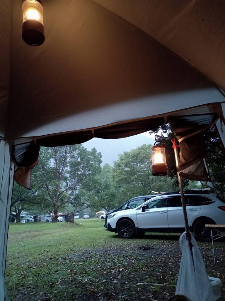 テントで雨宿り